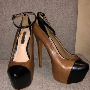 **BRAND NEW H by Halston Platform Pumps Size 6